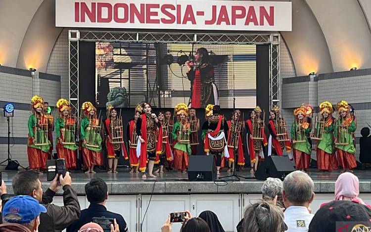 Pertunjukan tari tradisional di Indonesia-Japan Friendship Festival 2023, Yoyogi Park, Sabtu (14/10). (ANTARA/Juwita Trisna Rahayu)