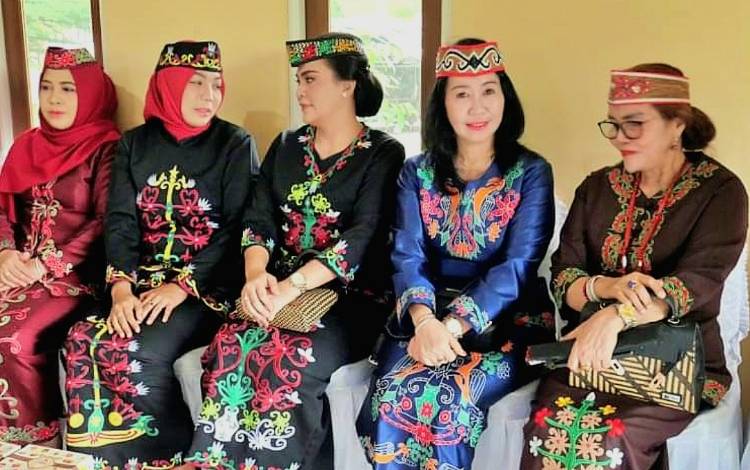 Anggota DPRD Kalteng, Natalia (dua dari kanan) (FOTO: DPRD KALTENG)