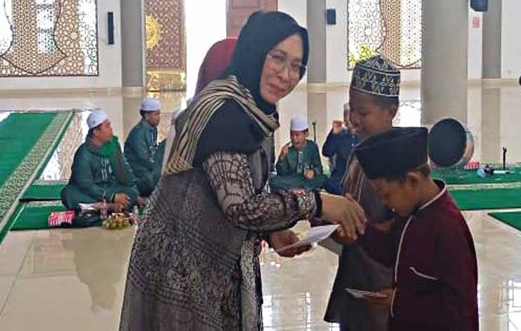 Pj Bupati Pulang Pisua, Nunu Andriani saat memberikan santuan kepada anak-anak Yayasan Akhwat Hidayatullah dalam peringatan Maulid Nabi Muhammad SAW bertempat di Masjid Agung Ar-Raudah Pulang Pisau. Minggu, 15 Oktober 2023. (FOTO : M PRADILA KANDI)