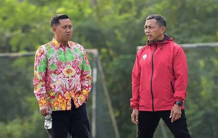 Jafri Sastra (jaket merah) berkomunikasi dengan Manajer Kalteng Putra Sigit Widodo saat memantai latihan pemain Kalteng Putra beberapa waktu lalu. ANTARA/kaltengputra_id