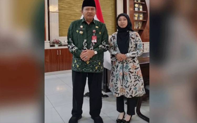 Pj. Bupati Kobar Budi Santosa bersama Lina Khasanah pada Jumat lalu, Minggu, 15 Oktober 2023. (FOTO: NURITA)