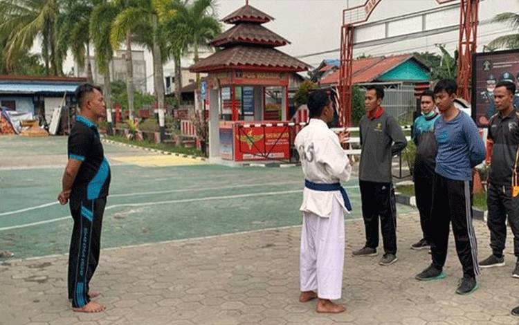 Pegawai Rutan Kapuas saat ikuti latihan judo, bertempat di Rutan setempat. (FOTO: IST)