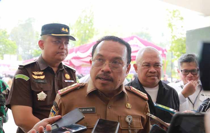 Sekda Kalteng, Nuryakin saat memberikan keterangan dalam rangkaian Gerakan Pangan Murah (GPM) di Dishanpang Kalteng, Senin, 16 Oktober 2023. (FOTO: FERY)