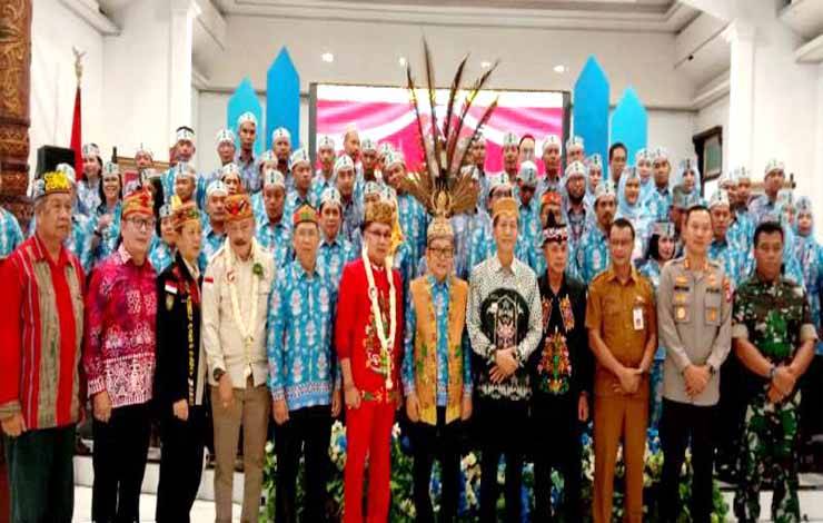Pj Bupati Barito Utara Muhlis dan Plh Sekda Jufriansyah dan pejabat lainnya foto bersama pengurus DAD Kabupaten Barito Utara usai pelantikan dan pengukuhan di gedung balai Antang Muara Teweh, Senin 16 Oktober 2022.(foto: Dhani)