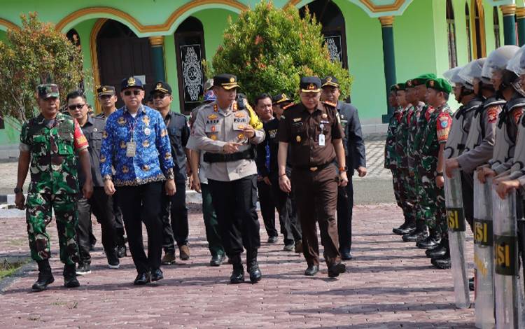 Kapolres Gunung Mas AKBP Asep Bangbang Saputra bersama dengan Pj Sekda Gunung Mas Richard, Forkopimda dan lainnya dalam kegiatan apel gelar pasukan operasi mantap brata telabang 2023-2024, Selasa, 17 Oktober 2023. (FOTOl IST)