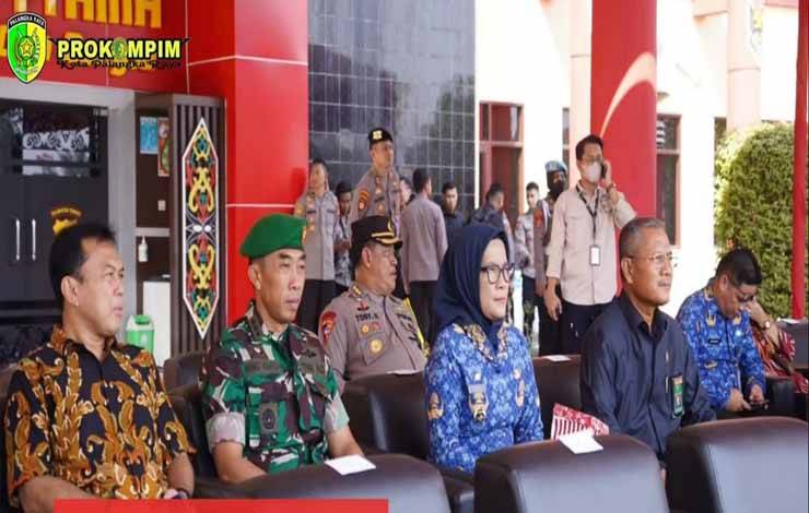 Pj Wali Kota Palangka Raya Hera Nugrahayu mengikuti apel Operasi Mantap Brata Telabang. (FOTO: HUMAS)