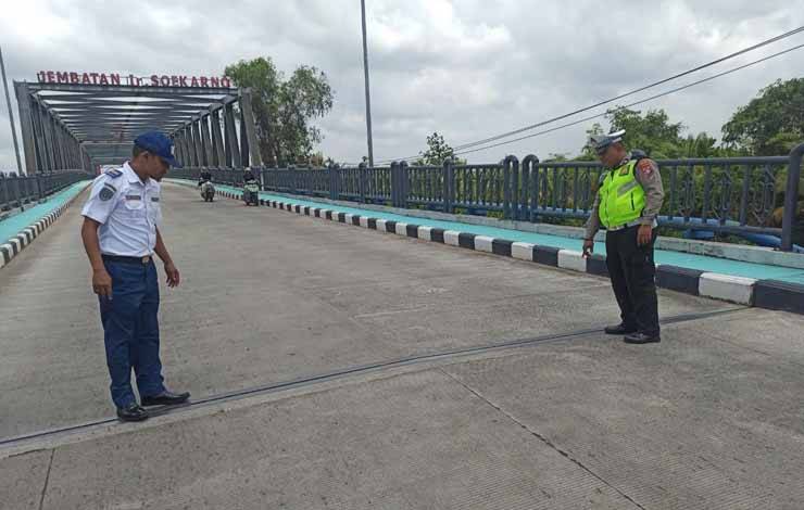 Tim Dinas Perhubungan Seruyan bersama Satlantas Polres Seruyan, saat melakukan survei kerusakan jalan ( Foto: Ist)