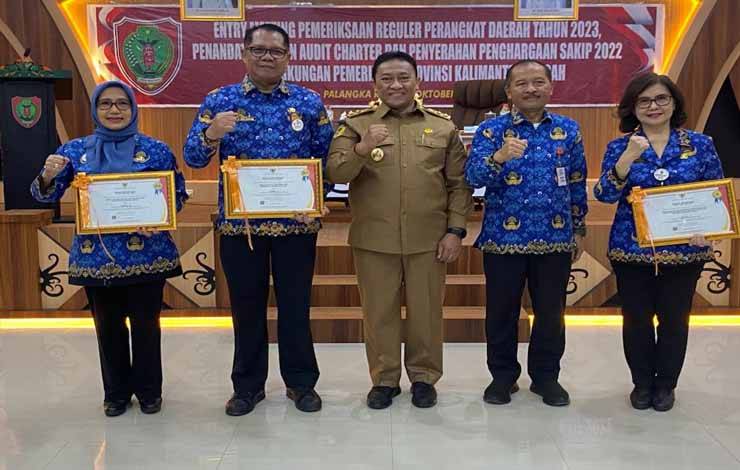Wakil Gubernur Kalimantan Tengah, Edy Pratowo foto bersama penerima penghargaan di Aula Inspektorat Provinsi Kalteng, Selasa, 17 Oktober 2023. (FOTO: SETDA KALTENG)