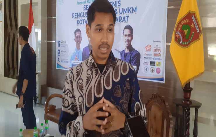 Direktur PT. Mahakarya Isen Mulang sekaligus Owner Ikan Bakar Bang Jerry, Muhammad Jerry Ari Ananta saat wawancara dengan awak media, Selasa, 17 Oktober 2023 (FOTO: NURITA)