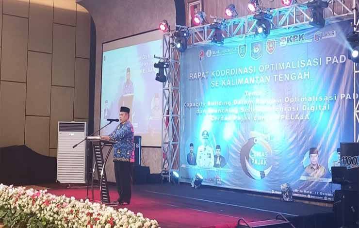 Plh Sekda Kobar Juni Gultom saat menyampaikan sambutan pada Rakor Optimalisasi PAD Se Kalteng dan Launching aplikasi Sinpelaja. (DANANG)