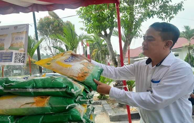 Kepala Kantor Wilayah Bulog Kalteng Budi Cahyanto saat mengangkat beras (Foto: MARINI)