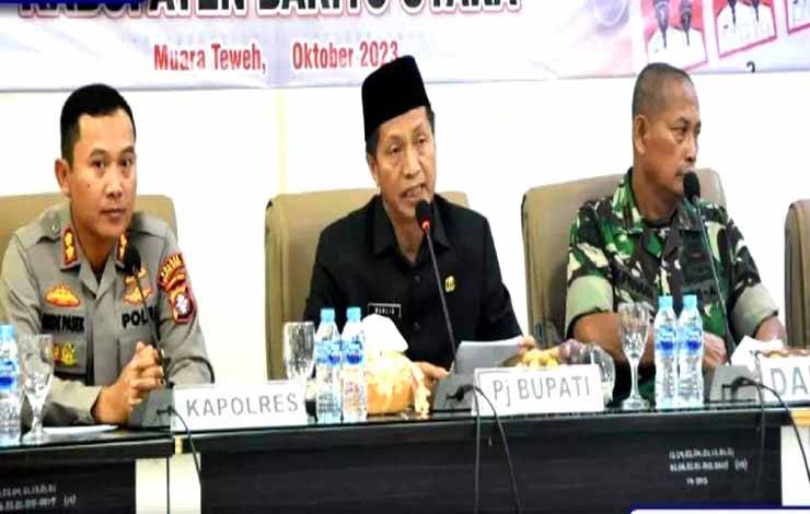 Pj Bupati Barito Utara, Muhlis bersama dinas instansi terkait saat melaksanakan rapat koordinasi kesiapan Pemilu Serentak?2024 di aula Setda lantai I.(foto: Dhani)