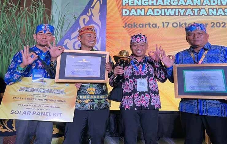 Kepala DLHK Seruyan Muhamad Mukhlis saat mendampingi pihak sekolah menerima penghargaan Adiwiyata di Gedung Manggala Wanabakti Jakarta Pusat? (Foto : Ist)