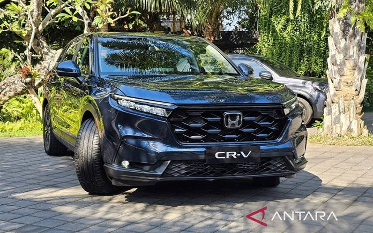 CR-V RS e:HEV yang dipasarkan di Indonesia mulai pertengahan Agustus 2023. Foto diambil usai kendaraan dijajal berkendara dengan destinasi Kabupaten Giayar, Senin (16/10/2023). (ANTARA/Livia Kristianti)