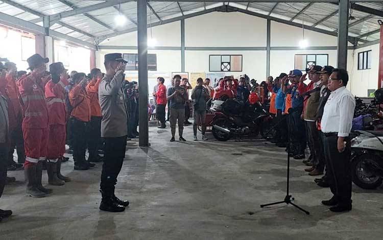 Pj Bupati Kapuas, Erlin Hardi saat melepas personel penanganan karhutla di lima kecamatan. (FOTO: IST)