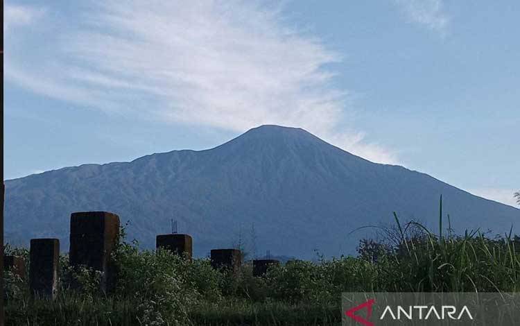 Gunung Slamet terlihat dari arah Desa Pamijen, Kecamatan Baturraden, Kabupaten Banyumas, Sabtu (12/8/2023). ANTARA/Sumarwoto