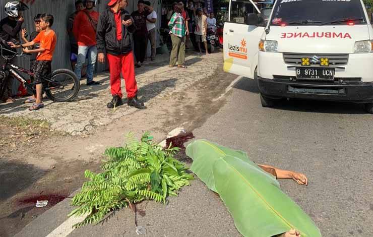 Korban R saat hendak dievakuasi oleh Ambulan Lazismu (Foto : IST)