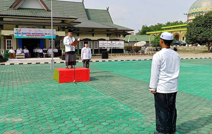 Pj Bupati Barito Timur Indra Gunawan saat memimpin upacara peringatan Hari Santri di Halaman Kantor Kemenag Barito Timur, Minggu, 22 Oktober 2023. (FOTO: BOLE MALO)