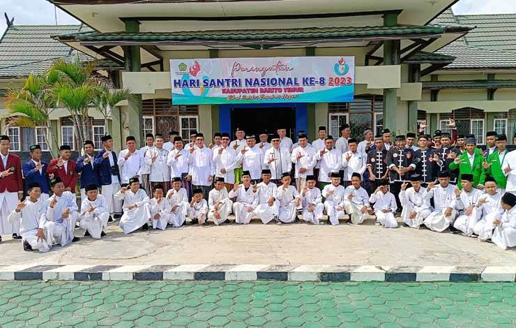 Ketua DPRD Barito Timur Nursulistio, Pj Bupati Barito Timur Indra Gunawan dan Kepala Kantor Kemenag Barito Timur H Ahmadi berfoto bersama santri dan tamu undangan lainnya, usai upacara peringatan Hari Santri, Minggu, 22? Oktober 2023. (FOTO: BOLE MALO)