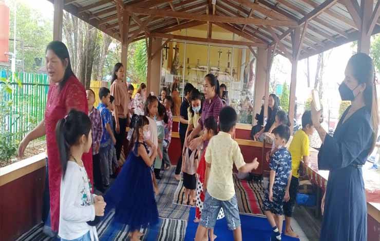 Anak-anak sekolah Minggu bergembira menyanyi dan menari, Minggu, 22 Oktober 2023 setelah sempat diliburkan selama kurang lebih tiga Minggu belakangan karena kabut asap.(FOTO: TESTI PRISCILLA)