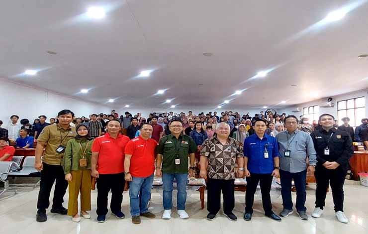 Jajaran narasumber dalam kegiatan edukasi keuangan kepada Mahasiswa Universitas Darwan Ali dengan tajuk "Bank Kalteng goes to campus" di Kabupaten Kotawaringin Timur baru-baru ini. (FOTO: Rilis OJK Kalteng)