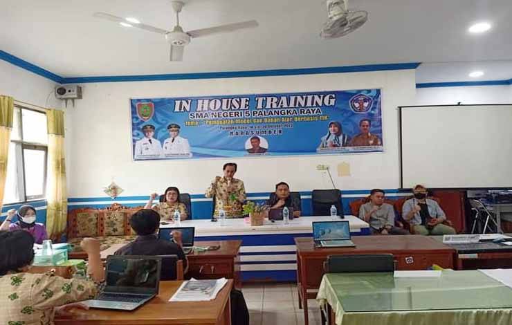 Kegiatan In House Training atau IHT SMAN 5 Palangka Raya yang dibuka Kepala Sekolah, M Ramli.(FOTO: Rilis SMAN 5 Palangka Raya)