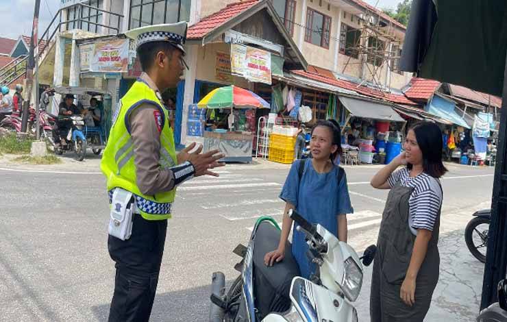 Personel Satlantas Polres Katingan memberikan teguran kepada pengendara motor yang tidak memakai helm