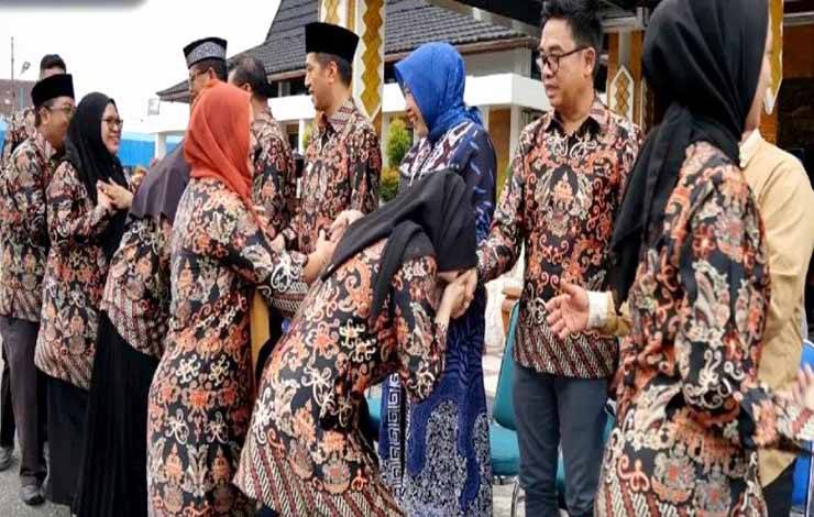 Pj Bupati Barito Utara Muhlis melepas kafilah Barito Utara mengikuti FSQ tingkat Provinsi Kalteng di halaman kantor bupati.(foto: Dhani)