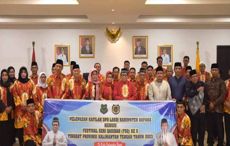 Pj Bupati Kapuas, Erlin Hardi bersama Kafilah Kabupaten Kapuas yang mengikuti FSQ ke-X tingkat Kalteng