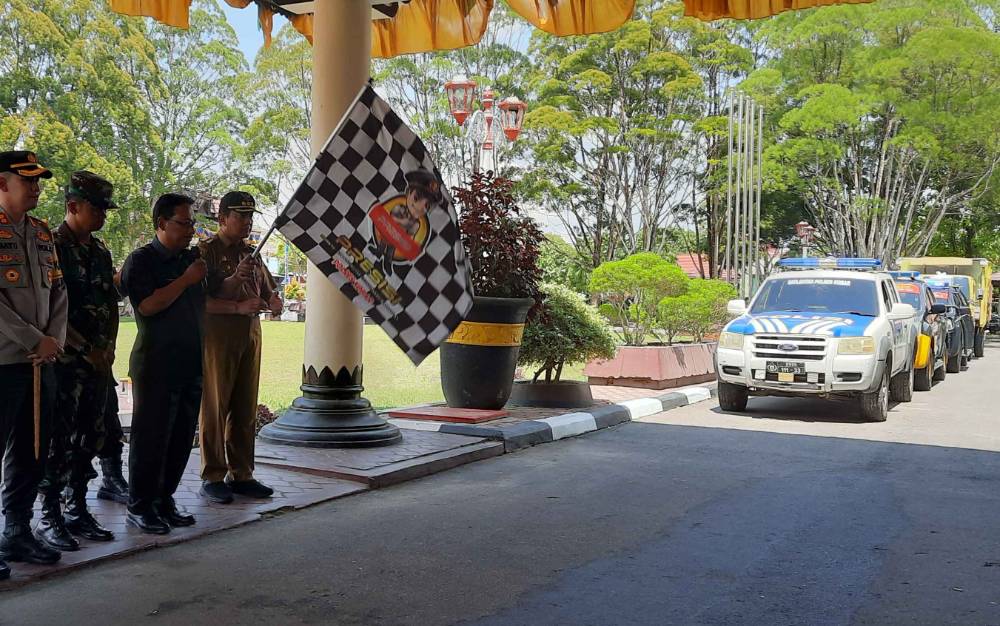 Kapolres Kobar AKBP Bayu Wicaksono (kiri) saat mengikuti pelepasan pendistribusian logistik Pilkades tahun 2023. (Foto : DANANG)