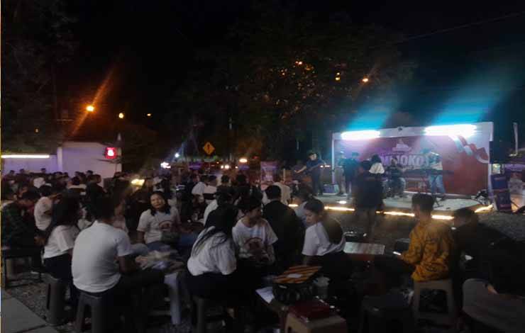 Deklarasikan Gibran Rakabuming Raka sebagai Cawapres Prabowo, terlihat anak muda berkumpul di Night Waltz Coffe Palangka Raya, Minggu, 22 Oktober 2023 malam (Foto: MARINI)