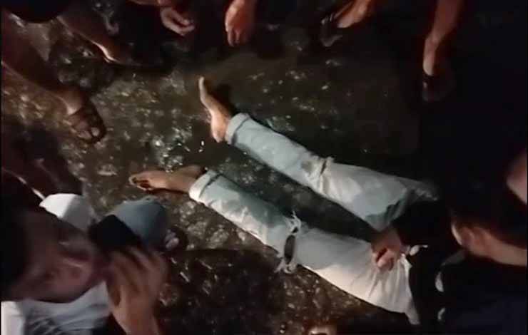 Korban kecelakaan tunggal tabrak tiang listrik bernama M Riduan, saat akan dievakuasi ke Puskesmas Ampah. (FOTO: TANGKAPAN LAYAR)