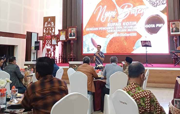 Sekretaris PWI Kotawaringin Timur saat memberikan sambutan dalam acara ngopi bareng Bupati di Rumah Jabatan Bupati Kotim, Senin, 23 Oktober 2023. (FOTO: DEWIP)