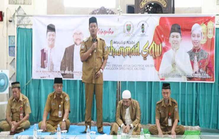 Penjabat (Pj) Bupati Seruyan Djainuddin Noor saat memberikan arahan pada kegiatan Rohani bagi Aparatur Sipil Negara atau ASN di Lingkungan Pemerintah Kabupaten Seruyan, Senin, ?23 Oktober 2023 (Foto : PROKOM SERUYAN)?