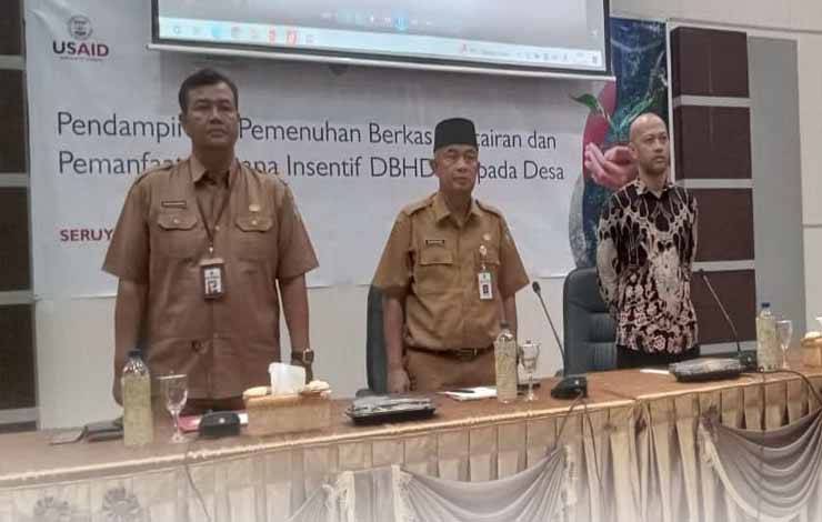 Asisten Administrasi Umum Setda Seruyan, Sugian Noor, membuka kegiatan Pendampingan Pemenuhan Berkas Pencairan dan Pemanfaatan Dana Insentif Sisa Dana Bagi Hasil (DBH-DR) (Foto : PROKOM SERUYAN)