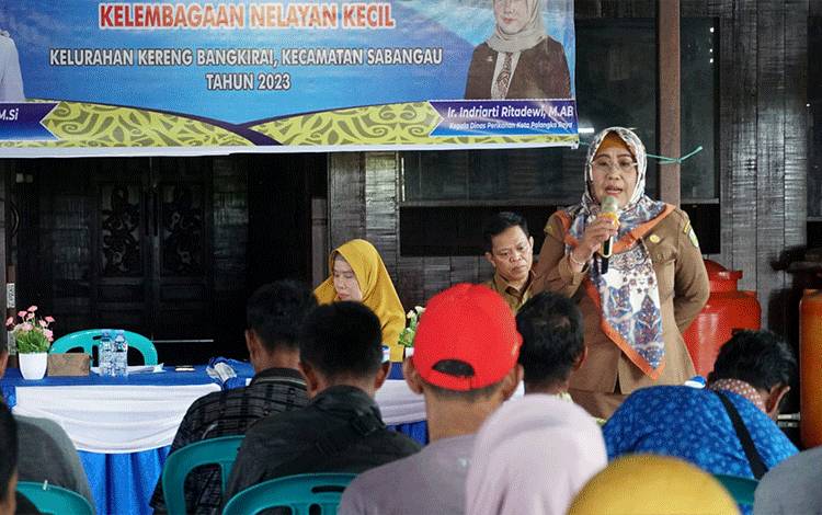 Kepala Dinas Perikanan Kota Palangka Raya, Indriarti Ritadewi saat sosialisasi kepada nelayan. (FOTO: HENDRI)?