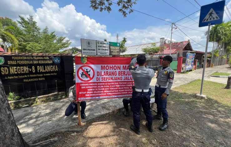 Anggota Dinas Perhubungan Kota Palangka Raya saat memasang spanduk dilarang berjualan di bahu jalan (Foto : Pathur)