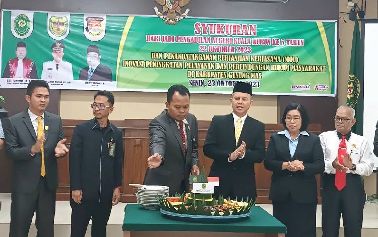 Wakil Ketua I DPRD Gunung Mas Binartha (kiri) saat menghadiri syukuran Hari Jadi Pengadilan Negeri Kuala Kurun, Senin, 23 Oktober 2023. (FOTO: RISKA YULYANA)?