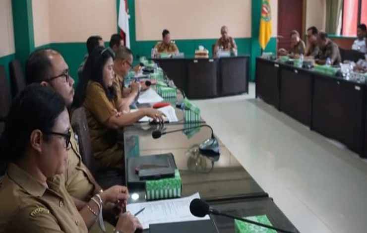 Pj Bupati Katingan Saiful didampingi Sekda Pransang memimpin rapat koordinasi pemantapan pencapaian target SOPD,? Selasa, 24 Oktober 2023