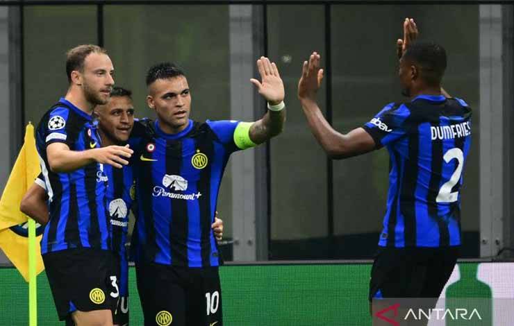 Penyerang Inter Milan Alexis Sanchez (kedua dari kiri) merayakan gol yang dicetaknya pada pertandingan Liga Champions melawan RB Salzburg, yang dimainkan di Stadion San Siro, Milan, Selasa (23/10/2023). (ANTARA/AFP/Marco BERTORELLO)