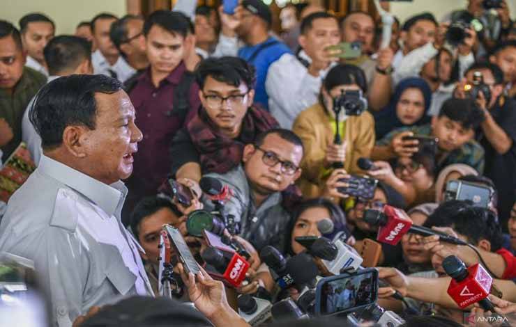 Ketua Umum Partai Gerindra Prabowo Subianto (kiri) menjawab pertanyaan wartawan saat tiba untuk mengikuti Rapimnas Partai Gerindra di The Darmawangsa, Jakarta, Senin (23/10/2023). ANTARA FOTO/Galih Pradipta/foc.