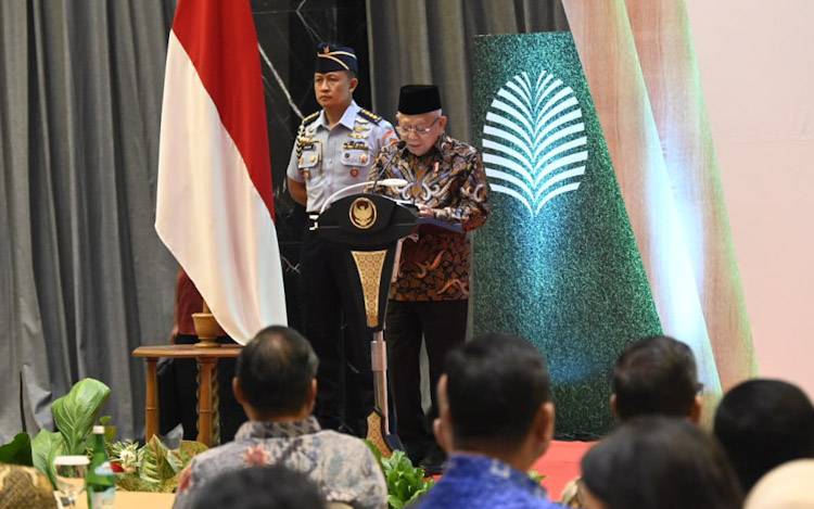 Wapres RI Ma'ruf Amin saat memberikan sambutan dalam kegiatan peresmian Hotel Mercure Pangkalan Bun, Abdul Rasyid Tower serta Project Downstream PT. Citra Borneo Utama, Tbk (CBUT) yang berada di Kawasan Industri PT. Surya Borneo Industri (SBI) di Tempenek, Kecamatan Kumai, di Ballroom Hotel Mercure Pangkalan Bun, Rabu. 25 Oktober 2023