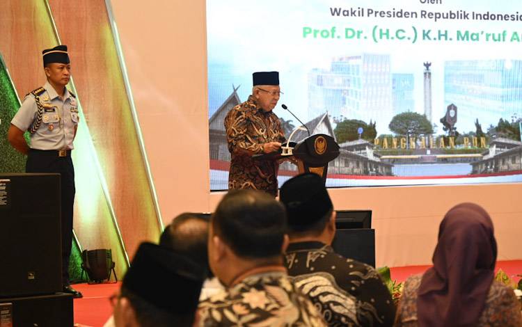 Wapres RI Ma'ruf Amin menyampaikan sambutan saat?dalam kegiatan peresmian Hotel Mercure Pangkalan Bun, Abdul Rasyid Tower serta Project Downstream PT. Citra Borneo Utama, Tbk (CBUT) yang berada di Kawasan Industri PT. Surya Borneo Industri (SBI) di Tempenek, Kecamatan Kumai, di Ballroom Hotel Mercure Pangkalan Bun, Rabu. 25 Oktober 2023
