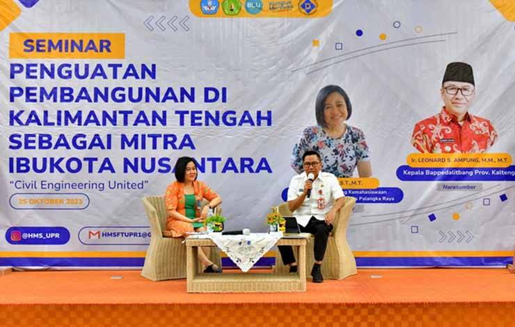 Kepala Bappedalitbang Prov. Kalteng Leonard S. Ampung bersama Wakil Dekan Bidang Kemahasiswaan Fakultas Teknik UPR Amiany saat seminar?di Aula PPIG UPR, Rabu, 25 Oktober 2023. (FOTO: IST)