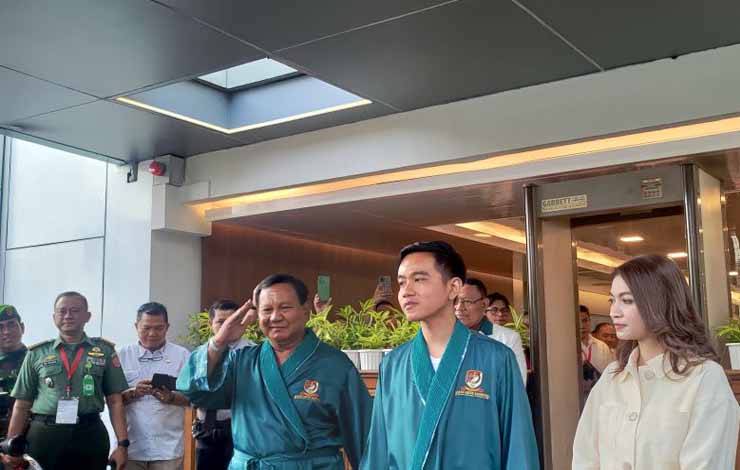 Bakal pasangan capres dan cawapres Prabowo Subianto-Gibran Rakabuming Raka didampingi istri Gibran, Selvi Ananda (kanan), usai berganti pakaian medis sebelum menjalani tes kesehatan di RSPAD Gatot Soebroto, Jakarta Pusat, Jakarta, Kamis (26/10/2023). (ANTARA/Hendri Sukma Indrawan)