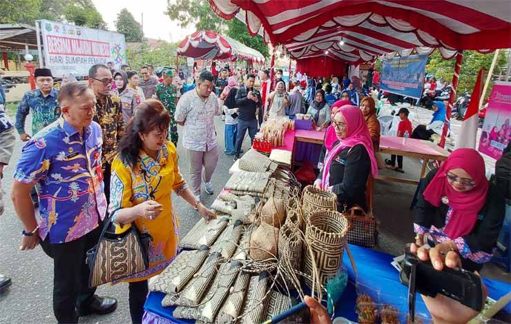 Suasana saat pembukaan pasar UMKM di Kota Kuala Kapuas pada Kamis sore, 26 Oktober 2023. (FOTO: DODI)