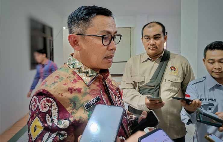 Pejabat (Pj) Bupati Barito Timur Indra Gunawan saat memberikan keterangan kepada wartawan usai menandatangani persetujuan bersama dengan Pimpinan DPRD terkait KUA-PPAS) 2024, Kamis, 26 Oktober 2023. (FOTO: BOLE MALO)