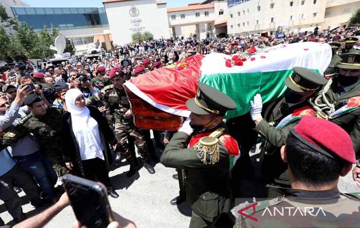 Arsip - Pasukan kehormatan Palestina menggotong peti mati dalam upacara pemakaman jurnalis Al-Jazeera Shireen Abu Akleh di kantor pusat Otoritas Palestina di Kota Ramallah, Tepi Barat, (12/5/2022). Jurnalis Al-Jazeera Shireen Abu Akleh tewas ditembak tentara Israel saat meliput di wilayah utara Tepi Barat yang diduduki pada Rabu (11/5) pagi waktu setempat. ANTARA FOTO/Xinhua/Nidal Eshtayeh/aww.