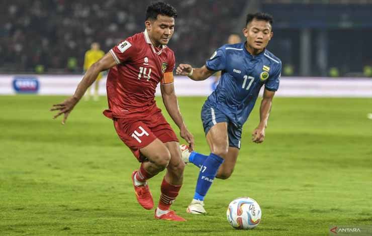 Pesepak bola timnas Indonesia Asnawi Mangkualam (kiri) berusaha melewati hadangan pesepak bola timnas Brunei Muhammad Hakeme (kanan) dalam pertandingan leg 1 kualifikasi Piala Dunia 2026 babak pertama zona Asia di Stadion Utama Gelora Bung Karno (GBK), Senayan, Jakarta, Kamis (12/10/2023). Indonesia menang atas Brunei dengan skor 6-0. ANTARA FOTO/Galih Pradipta/Spt. (ANTARA FOTO/GALIH PRADIPTA)