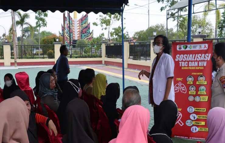 Suasana saat kegiatan Baksos yang digelar Polres Kapuas peringati 33 tahun pengabdian AKABRI 90, Sabtu, 28 Oktober 2023. (FOTO: IST)